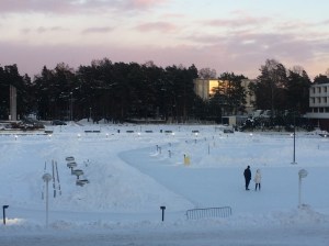 Sininen hetki Tapiolan kirjaston edessä